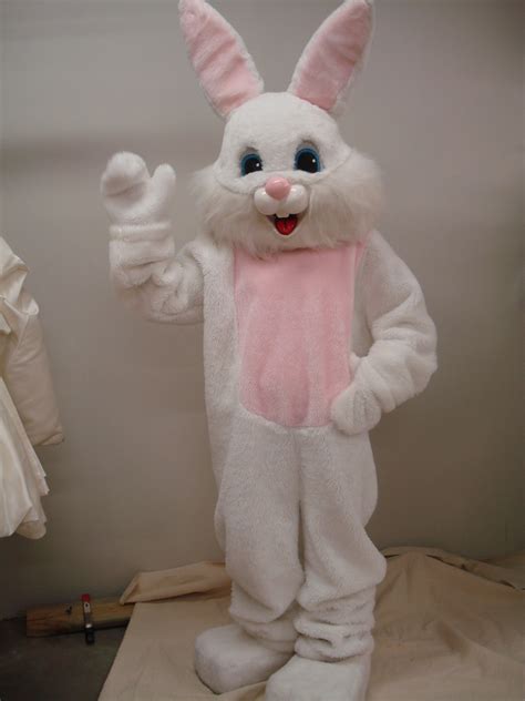 Rabbit Mascot Costume Design: Minimalist vs. Extravagant Approaches